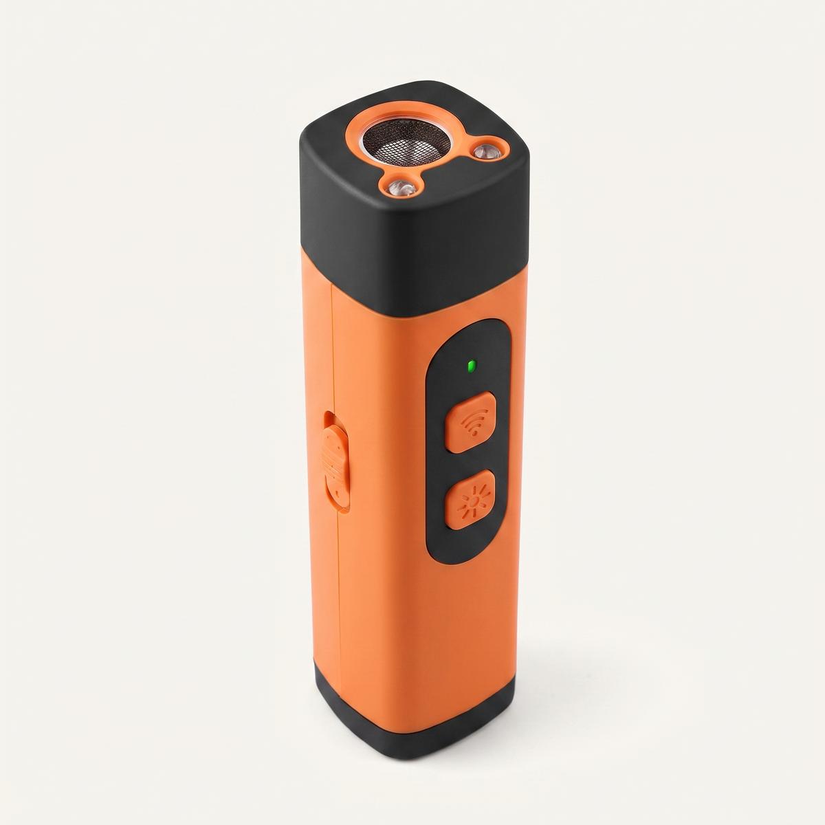 Het oranje anti-blafapparaat rechtop op een lichte ondergrond, met het zwarte kopstuk, het ronde rooster met twee ledlampjes, de twee oranje knoppen en het groene lampje