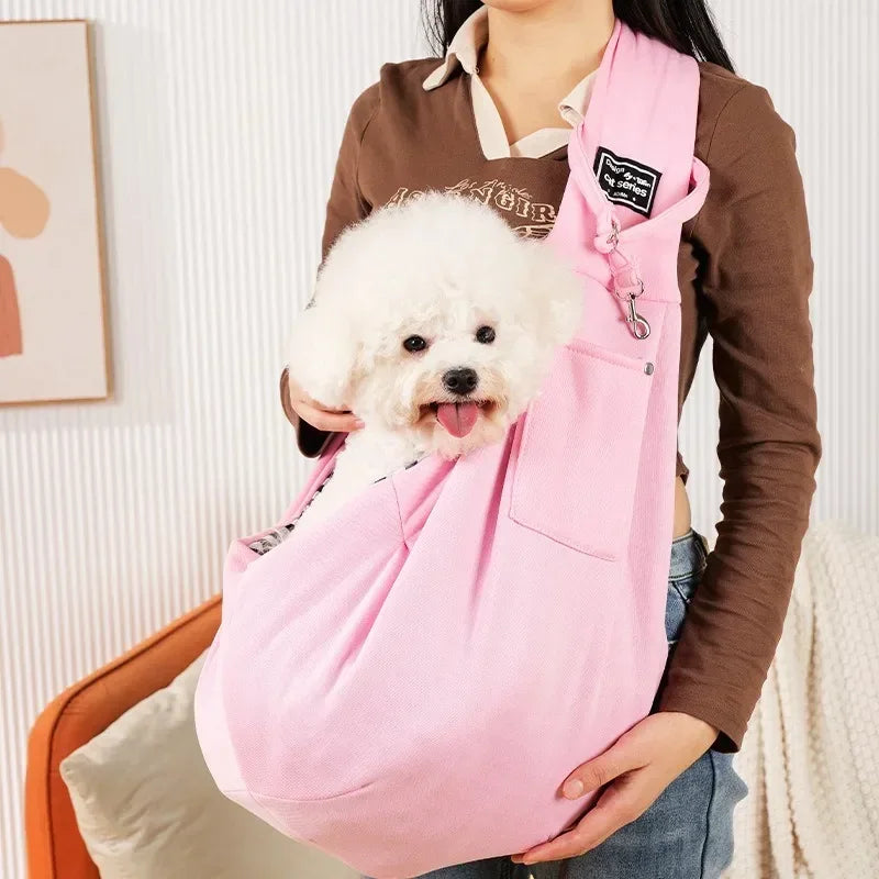 Vrouw draagt de roze schoudertas met een bichon erin.