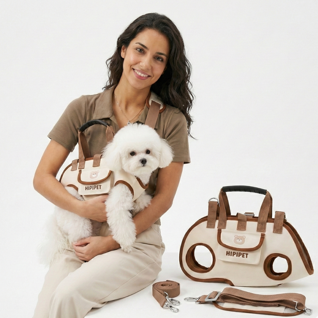 Vrouw houdt een bichon vast, de crèmekleurige tas staat naast haar