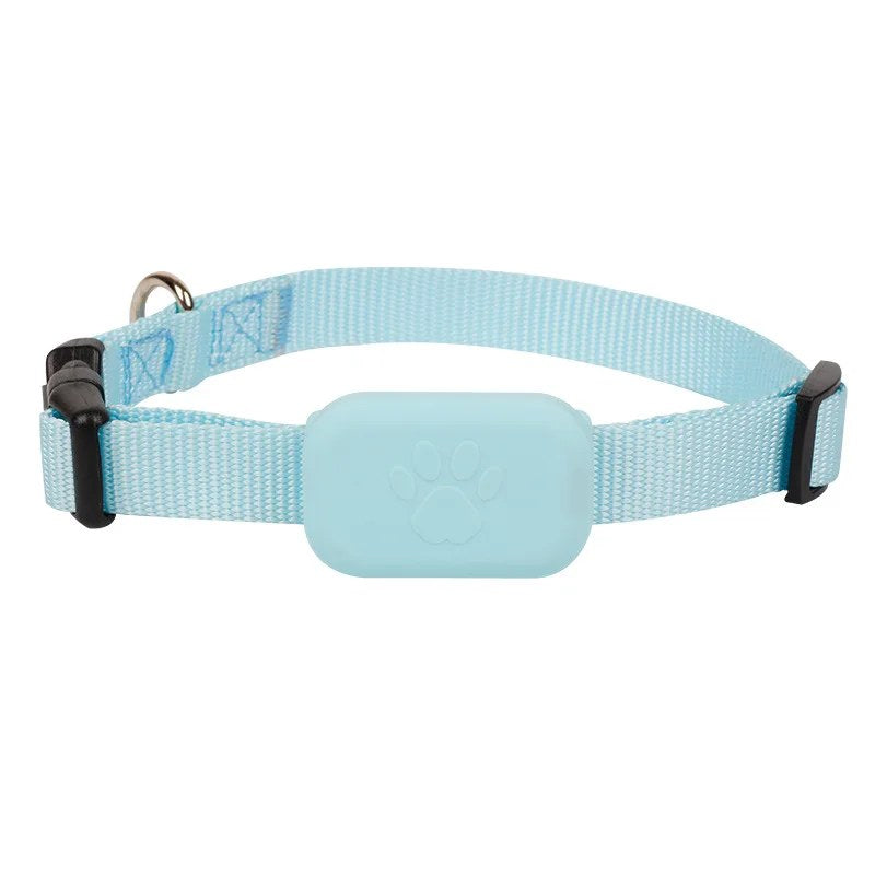 De lichtblauwe halsband met de tracker en het pootje erop, op een witte achtergrond.