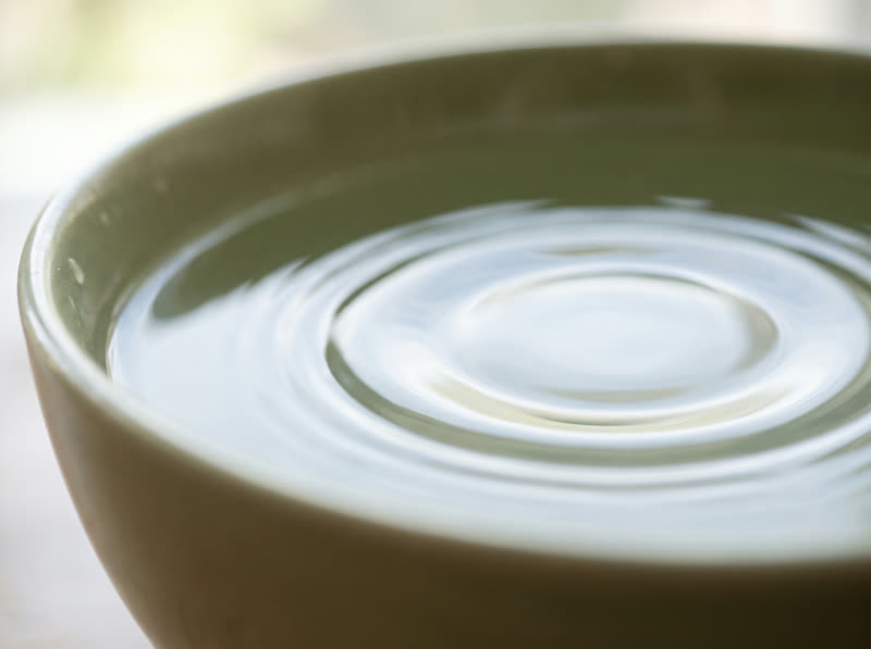 Macro van helder water met een rimpeling.